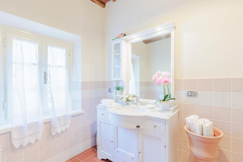 Villa Dondolino a Stylish Farmhouse - image 30