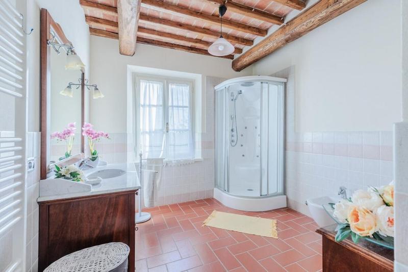 Villa Dondolino a Stylish Farmhouse - image 40