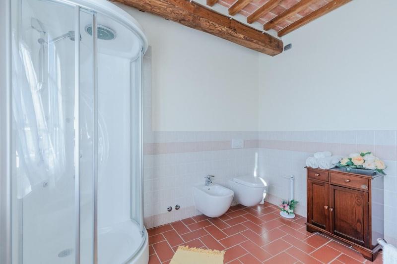 Villa Dondolino a Stylish Farmhouse - image 8