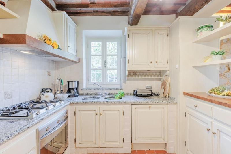 Villa Dondolino a Stylish Farmhouse - image 36