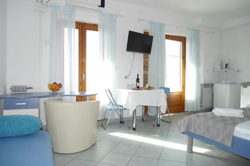Studio apartment in Dugi Rat with sea view balcony air conditioning WiFi 5132-3 - image 1