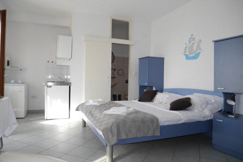 Studio apartment in Dugi Rat with sea view balcony air conditioning WiFi 5132-3 - image 15