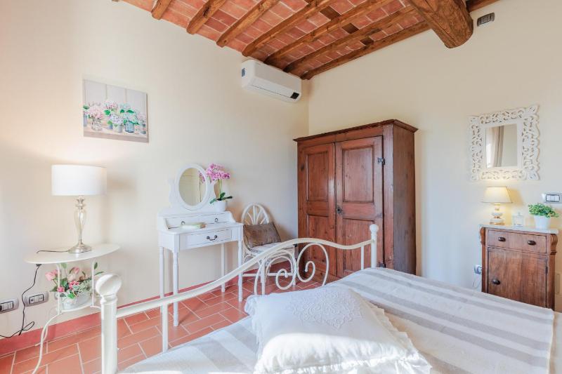 Villa Dondolino a Stylish Farmhouse - image 34