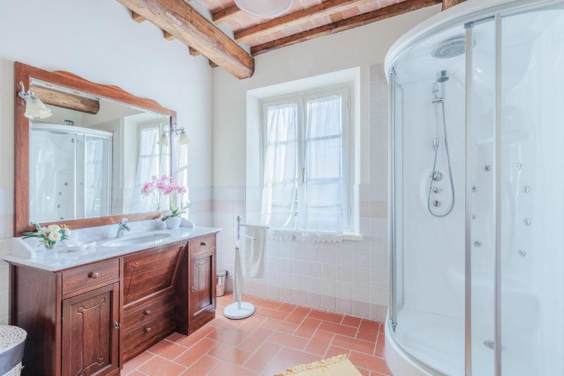 Villa Dondolino a Stylish Farmhouse - image 14