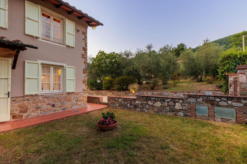 Villa Dondolino a Stylish Farmhouse - image 12