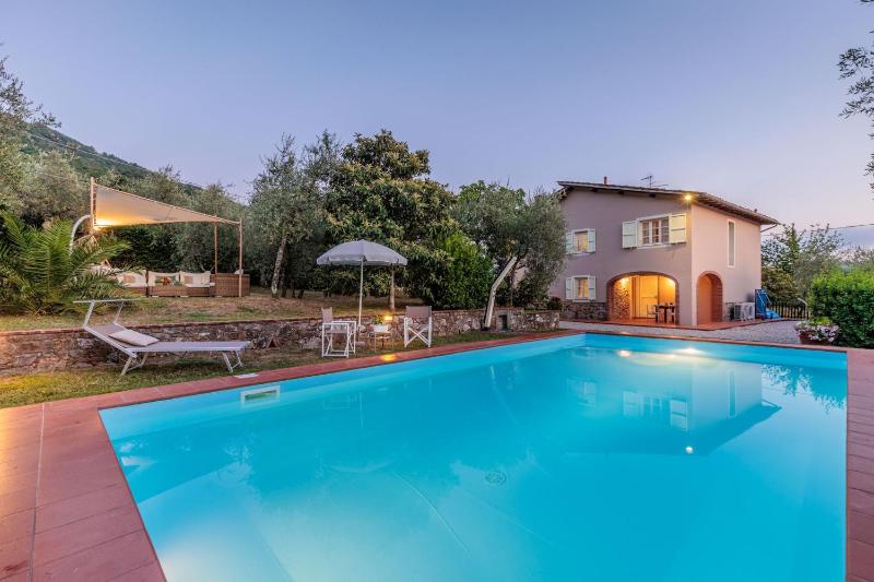 Villa Dondolino a Stylish Farmhouse - image 29
