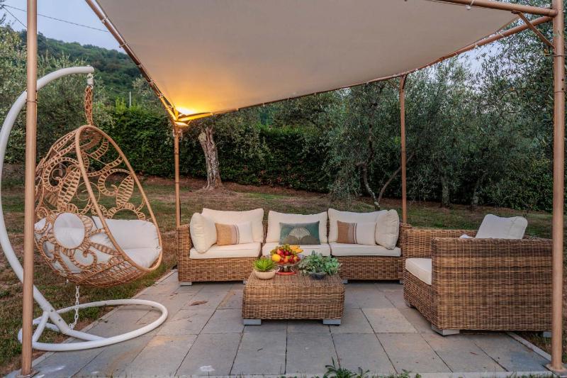Villa Dondolino a Stylish Farmhouse - image 42