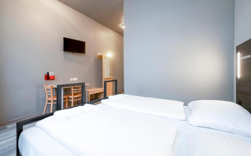 Twin Room image 4