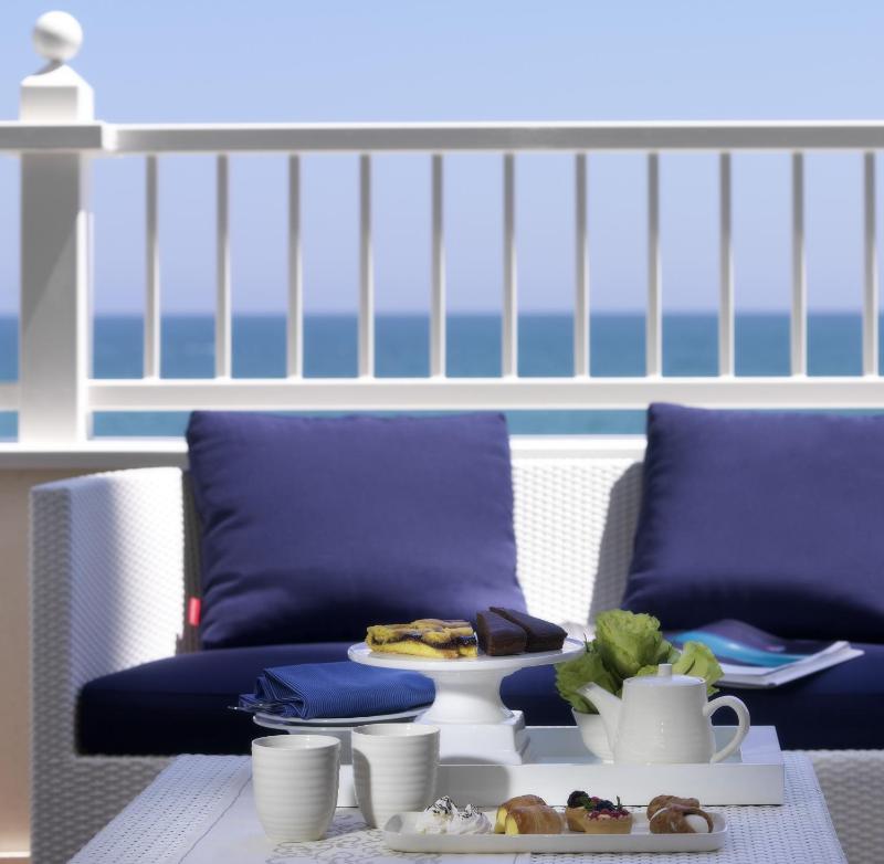Deluxe Triple Room with Sea View image 4
