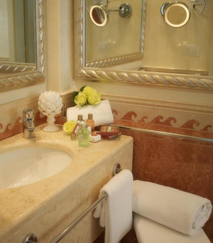 Classic Double or Twin Room image 4
