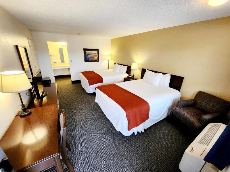 Queen Room with Two Queen Beds - Smoking image 1