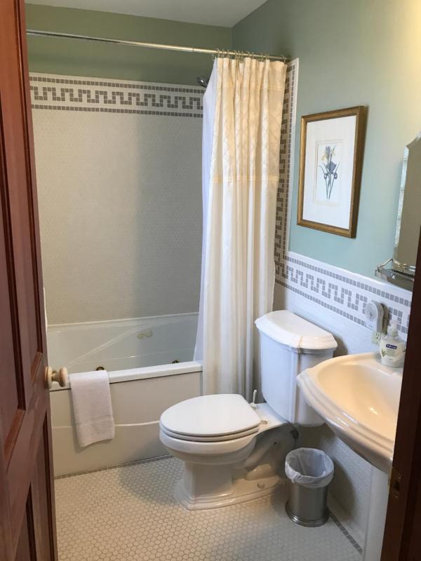 Queen Room with Spa Bath image 3