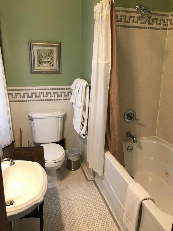Queen Room with Spa Bath image 3