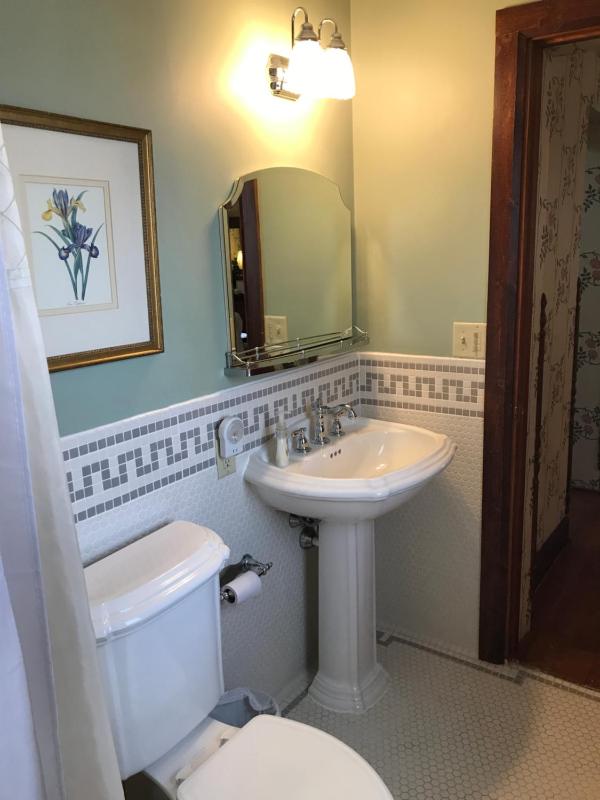 Queen Room with Spa Bath image 4