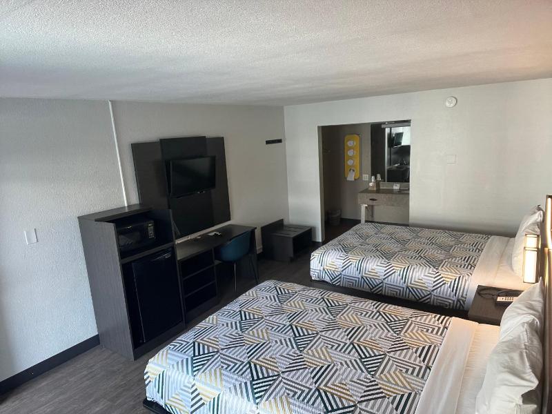 Deluxe Quadruple Room - Non-Smoking image 1