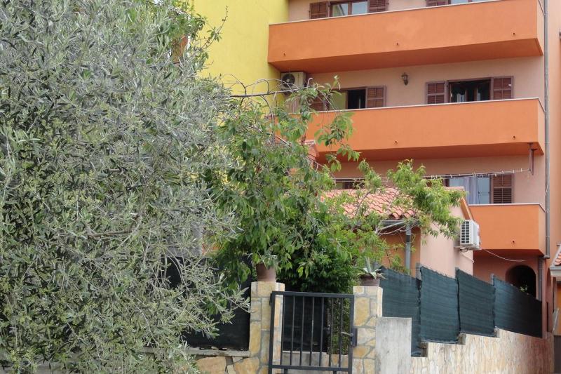 Apartments with parking space Pula - 20673 - image 1