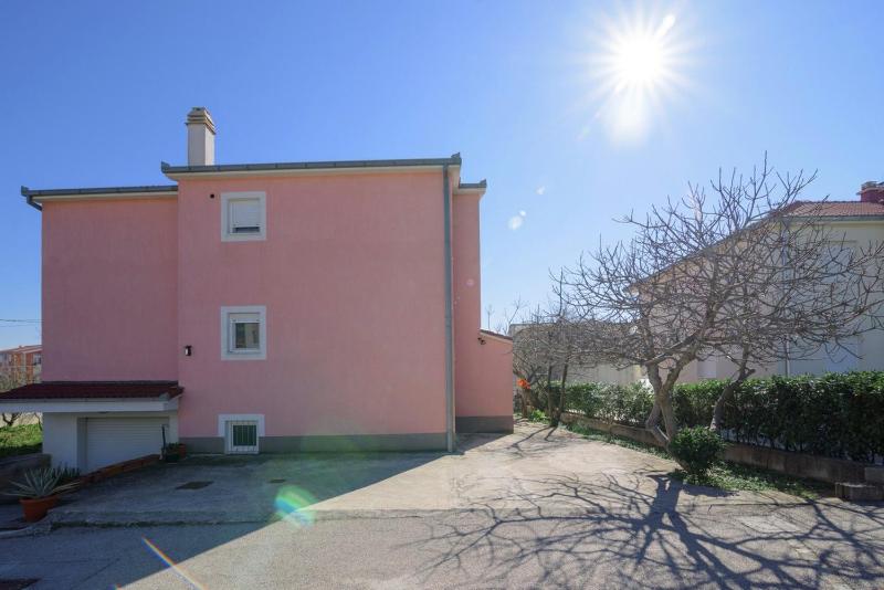 Apartments with parking space Kastel Novi Kastela - 20690 - image 1