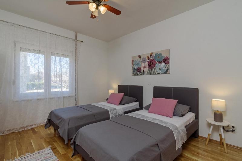Apartments with parking space Kastel Novi Kastela - 20690 - image 4