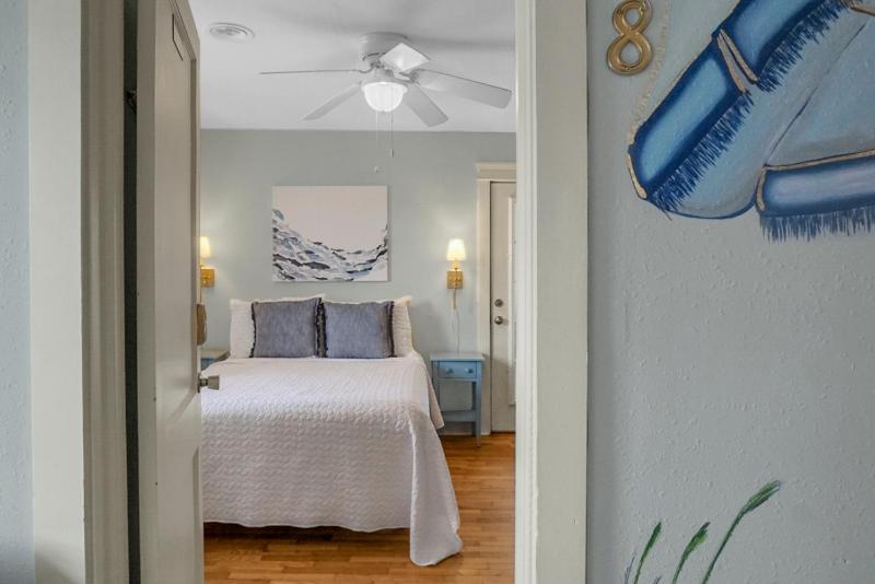 Queen Room with Patio image 3