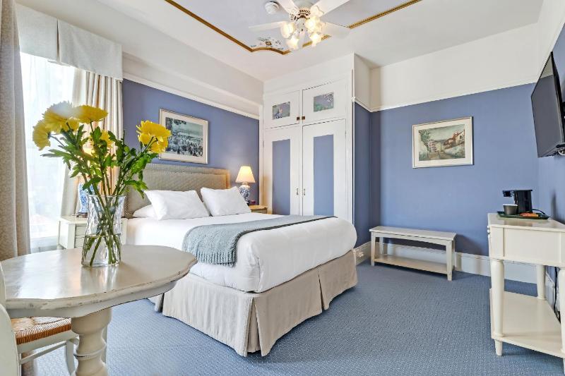 Deluxe Queen Room image 1