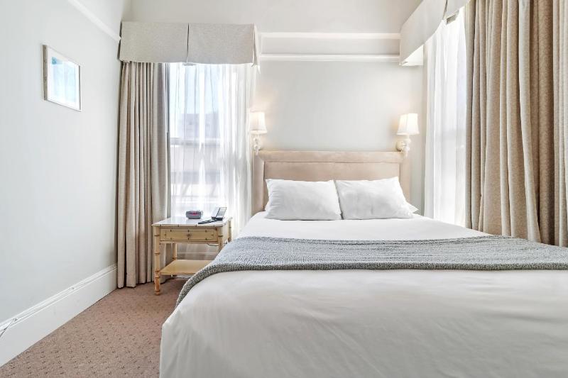 Standard Queen Room image 1