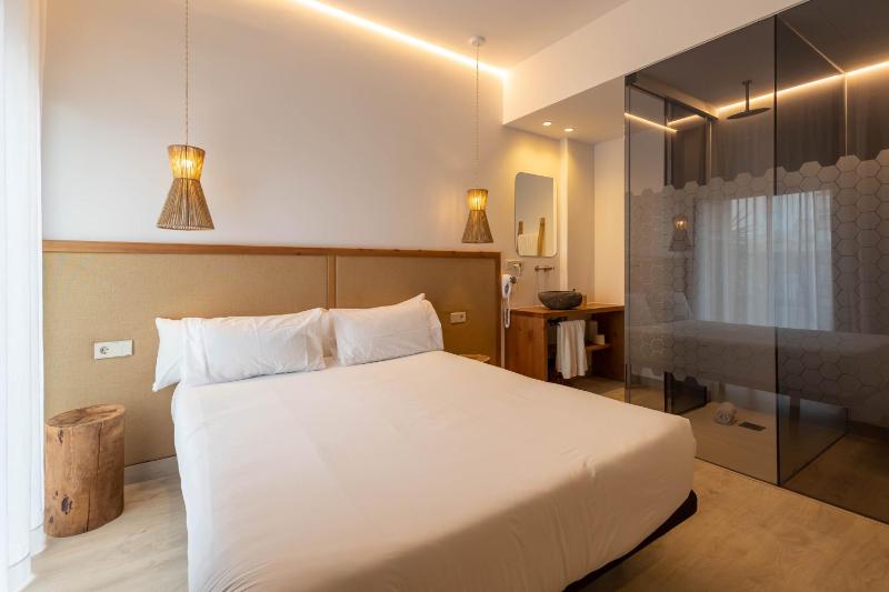 Premium Room with Patio image 2