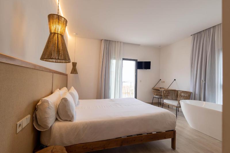 Junior Suite with Side Sea View image 3