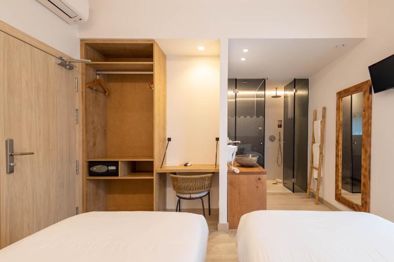 Double Twin Room image 1