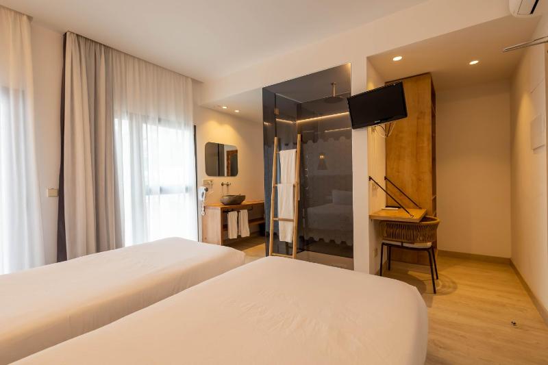 Premium Room with Balcony image 2