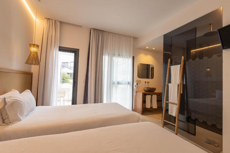 Premium Room with Balcony image 3