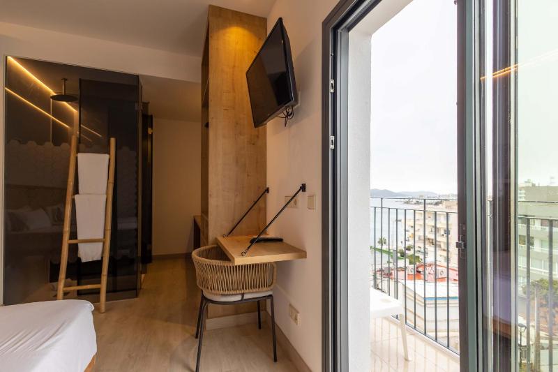 Premium Room with Side Sea View image 3