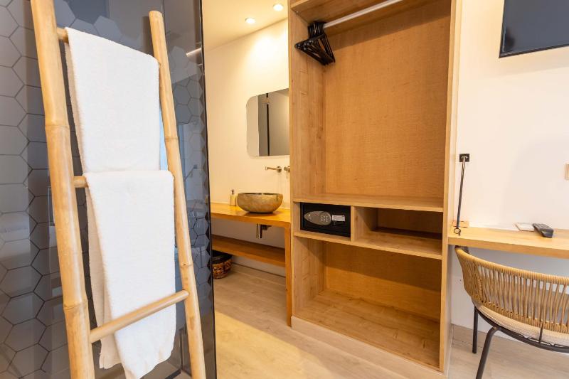 Premium Room with Side Sea View image 2