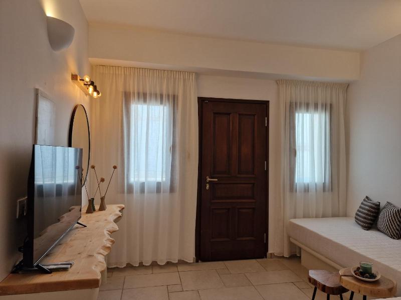 Suite with Sea and Pool View image 4