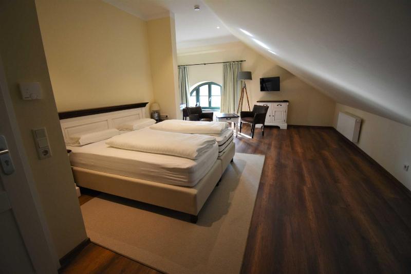 Large Double Room with Shower image 1