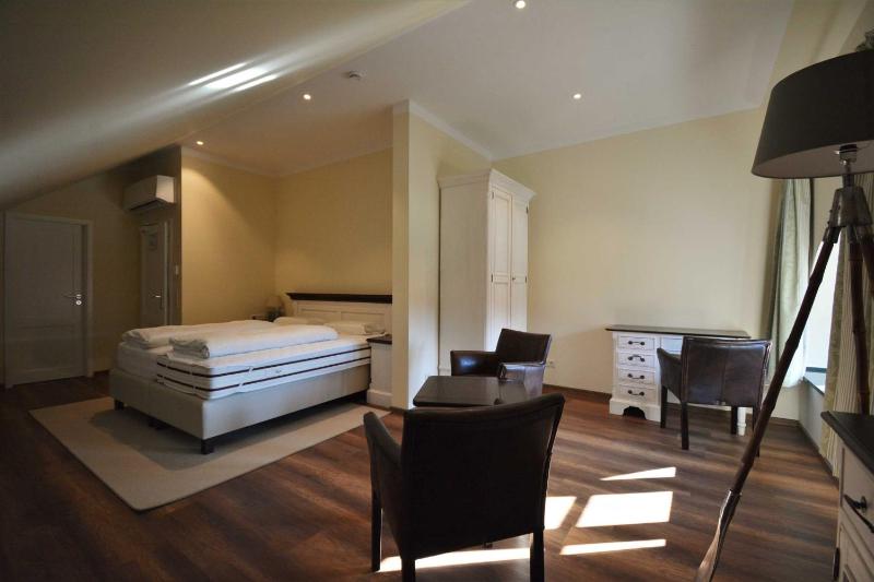 Large Double Room with Shower image 3