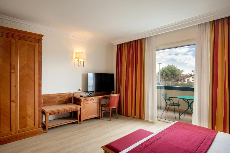 Deluxe King Room image 4