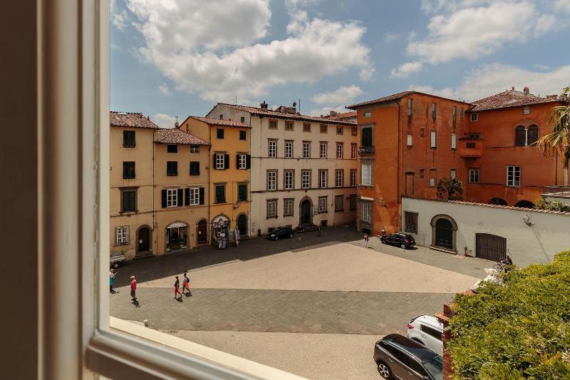 PUCCINI PENTHOUSE with Terrace inside Lucca - image 8