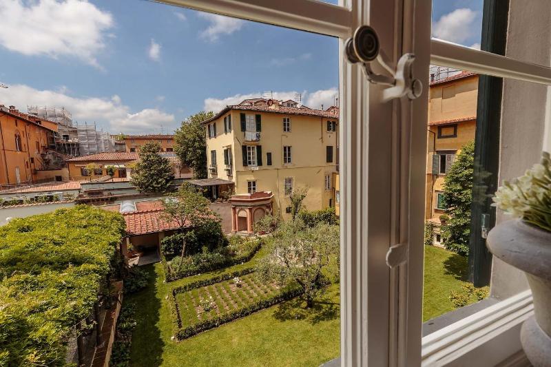 PUCCINI PENTHOUSE with Terrace inside Lucca - image 11