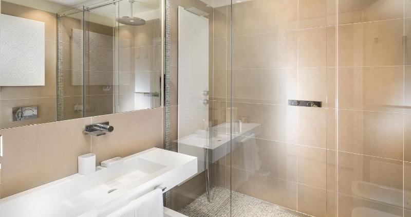 Deluxe Suite with Balcony image 3