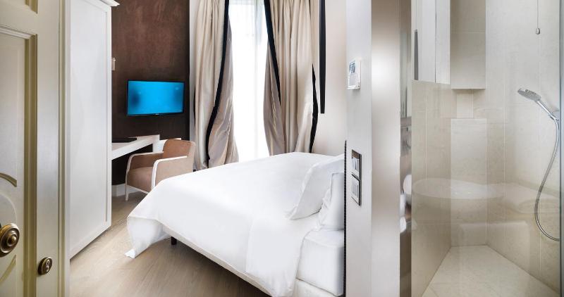 Deluxe Suite with Balcony image 2