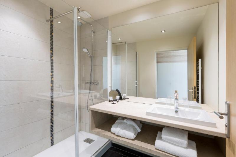 Junior Queen Suite image 2