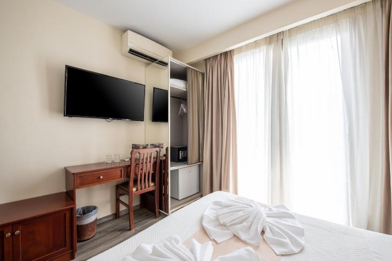 Double or Twin Room image 4