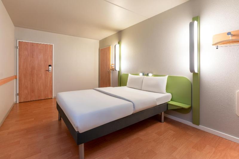 Standard Double Room - Disability Access image 3