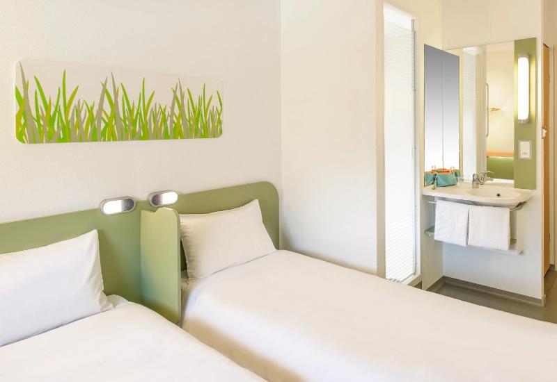 Twin Room image 4