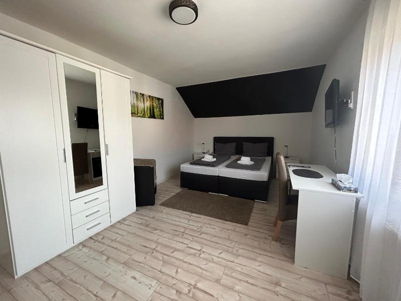 Double Room image 4