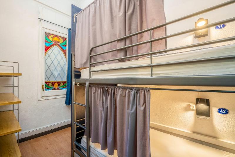 Standard Twin Room with Shared Bathroom image 1