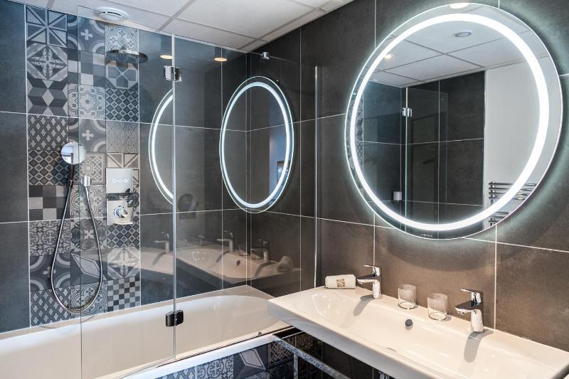 Double Room with Garden View image 4