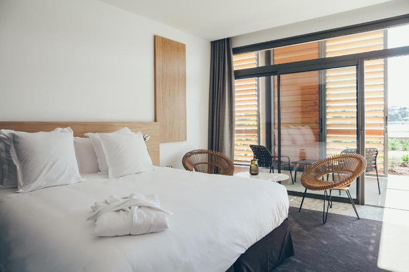 Double Room with Garden View image 3