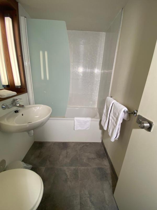 Twin Room image 3