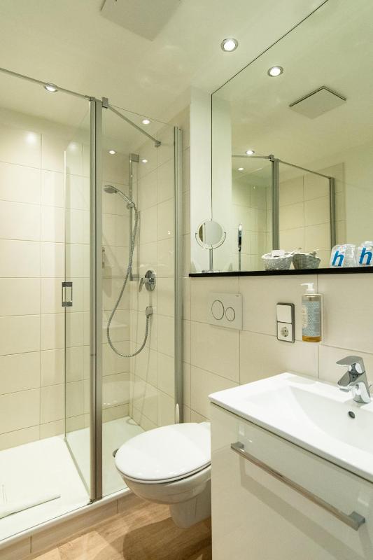 Double Room with Balcony and Sea View image 4